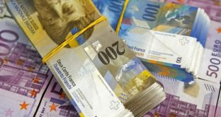 Il franco svizzero è tornato a rafforzarsi contro l'euro e il driver è la forza dell'economia alpina, in piena occupazione e in crescita di oltre il 3%. 