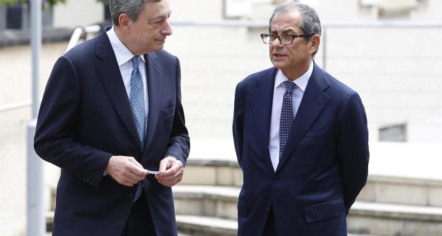 Mario Draghi stempera la tensione sui mercati e i BTp un po' tornano a rifiatare all'indomani della presentazione della manovra di bilancio alla Commissione. Il governatore della BCE emerge quale unico gigante tra tanti nani europei. 