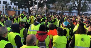 La Francia dei gilet gialli ribolle contro le riforme economiche del presidente Macron e minaccia la sopravvivenza dell'euro più di non quanto non faccia il governo giallo-verde italiano. 