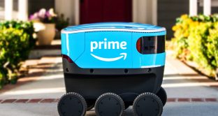Arriva Amazon Scout il robot che consegna i pacchi di Amazon, per ora è attivo solo in un quartiere americano. 