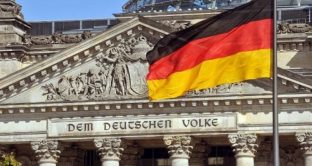 Il caso Deutsche Bank evidenzia quanto malato sia il sistema bancario tedesco, caratterizzato da una commistione forte tra politica e istituti. E dire che lo stato ha già salvato le banche per 240 miliardi. 