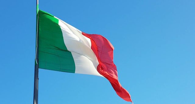 Tra tasse, stipendi non adeguati e sofferenza economica, gli italiani spendono meno rispetto al passato.