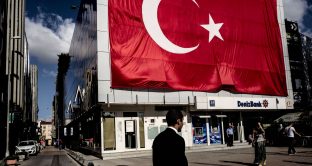 Nuove misure non convenzionali in Turchia per arrestare la fuga dei capitali. Colpiti gli acquisti di valuta estera e le banche sono 