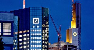 Deutsche Bank taglierà un quinto dei posti di lavoro nel mondo e sosterrà costi per 7,4 miliardi. L'uscita dalla crisi per il colosso bancario tedesco ha richiesto azioni decise, anche se i rischi per il sistema Germania potrebbero rimanere. 