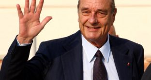 Nella Francia di Jacques Chirac sono germogliati i semi della crisi, esplosa negli ultimi anni con il crollo della cosiddetta Quinta Repubblica. Breve ritratto degli anni alla presidenza di un uomo rimpianto. 