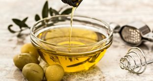 L'olio di semi veniva alterato con l'aggiunta di betacarotene e clorofilla, in modo da renderlo quanto più simile all'olio extravergine di oliva.