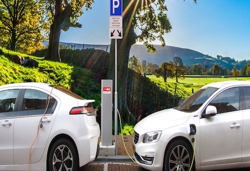 Le auto elettriche diventano più convenienti con i maxi-incentivi della regione Lombardia. 