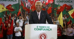Le elezioni politiche in Portogallo decretano la vittoria dei socialisti del premier Antonio Costa, che per governare dovrà allearsi con altri partiti di sinistra. Il suo governo raccoglie i frutti del miracolo economico e seminati dal centro-destra sotto la Troika. 