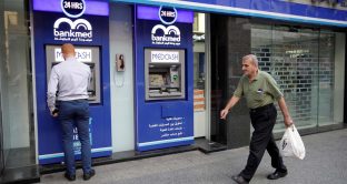La crisi in Libano arriva in banca, con gli ATM che non erogano più dollari e i cittadini che corrono in gioielleria per mettere a sicuro i loro soldi. E manca ancora il nuovo governo dopo le dimissioni del premier Hariri. 