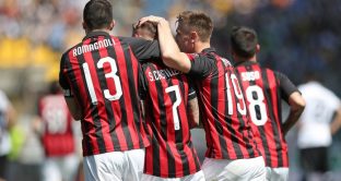 Sesta sconfitta per il Milan in campionato quest'anno. La Serie A peggiore da 78 anni a questa parte mette alle strette l'ad Ivan Gazidis, che annuncia l'intenzione di tagliare gli stipendi dei calciatori rossoneri. 