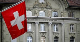 La Banca Nazionale Svizzera continua a comprare azioni a Wall Street per aumentare le riserve valutarie e indebolire il cambio, al fine di sostenere la ripresa dell'inflazione. Ma lo shopping non passa inosservato. 