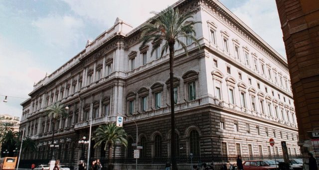 La crisi della Popolare di Bari è solo l'ultima di una serie di vicende opache che hanno riguardato le banche italiane negli ultimi anni e che ci sono costati svariati miliardi come contribuenti. 