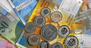 La Banca Nazionale Svizzera non può permettersi che il franco continui a rafforzarsi, sfondando al ribasso la barriera informalmente fissata dopo l'abbandono del cambio minimo. E contro l'euro, la valuta elvetica vola ai massimi da quasi 3 anni. 