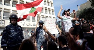 Banche in Libano sul banco degli imputati, nel senso letterale. Decine di risparmiatori chiedono indietro i loro soldi e molti altri continuano a protestare contro la nomina del nuovo premier. 