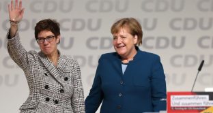 Le dimissioni di AKK, leader dei conservatori e designata dalla cancelliera quale sua successore, mandano in frantumi le certezze sul dopo Merkel in Germania. L'euro ha ucciso lo storico bipartitismo tedesco. 