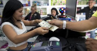 Gli emigranti venezuelani stanno dando una mano all'economia di Caracas con l'invio delle rimesse in dollari alle loro famiglie. Il governo si limita a tollerare il fenomeno e l'iperinflazione può dirsi cessata, sebbene i prezzi restino esplosivi. 