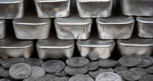 Il prezzo dell'argento è crollato ai minimi da inizio 2009, scendendo ieri fin sotto i 12 dollari l'oncia. E adesso dovrebbe iniziare a fare gola. 
