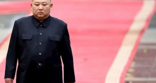 Mistero sulla sorte del leader nordcoreano, mentre s'infittiscono le voci sulla sua presunta morte dopo un infarto. Il mondo non sa cosa augurarsi. Il regno 
