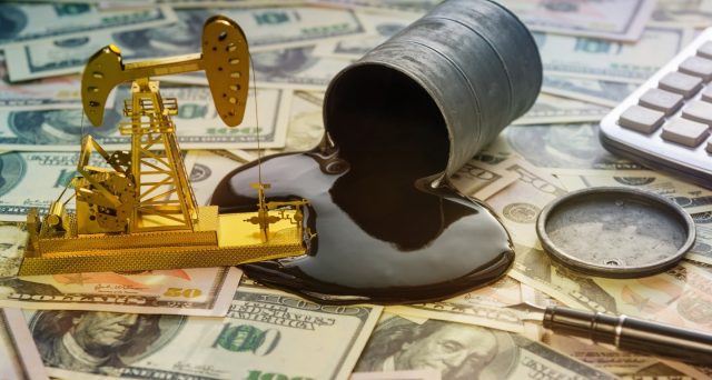 Il prezzo del petrolio è crollato sottozero ieri, gli acquirenti sono stati pagati dai venditori per prendersi il greggio. Vediamo quale sarà l'impatto sul carburante alla pompa.