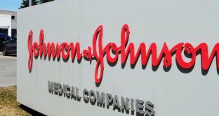 Dopo i cioccolatini svizzeri Moretti, ora anche la crema sbiancante di Johnson & Johnson è considerata razzista e l'azienda ha deciso di ritirarla dal mercato. 