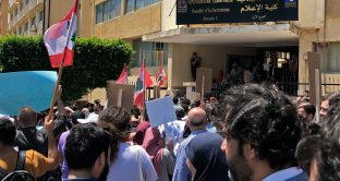 Alta tensione nel Libano, dove tornano le proteste di piazza spontanee contro governo e banche, accusati di 