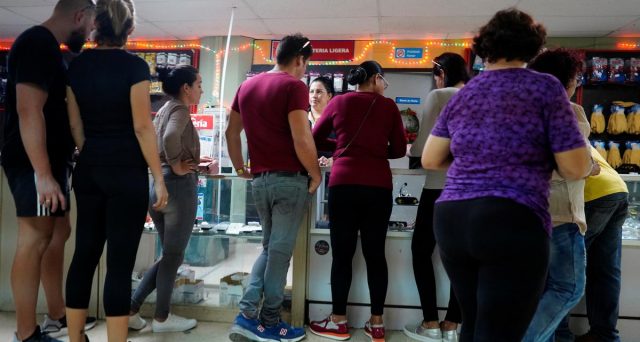 L'economia cubana risente dell'emergenza Coronavirus e il governo ha autorizzato l'apertura di una dozzina di negozi che accettano pagamenti solo in dollari. 