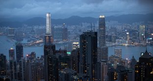 L'amministrazione americana studia le ritorsioni contro la Cina dopo la legge sulla sicurezza per limitare l'autonomia di Hong Kong. E la stabilità del cambio finisce nel mirino della Casa Bianca. 