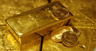 Esistono vari modi per investire nell'oro, le cui quotazioni hanno superato i 2.000 dollari l'oncia. E comprare lingotti è solo uno dei tanti. 