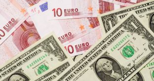 Cambio euro-dollaro sempre più giù
