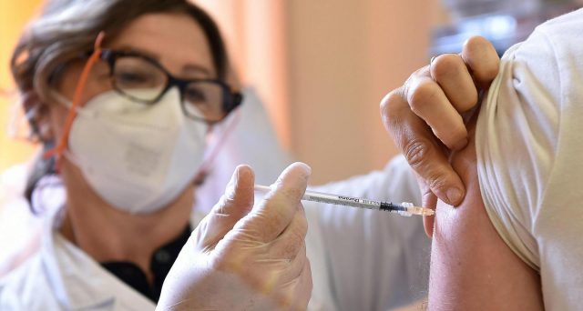 Vaccinazioni in Italia lontane dalle 500 mila dosi al giorno
