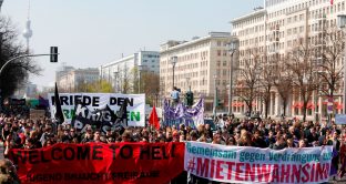 La protesta dei berlinesi contro il caro affitti