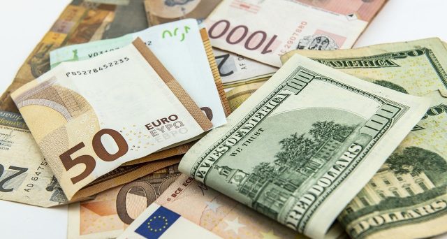 Cambio euro-dollaro sotto 1,05 di nuovo