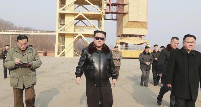 Kim Jong-Un pensa alle armi con l'economia in Corea del Nord al collasso