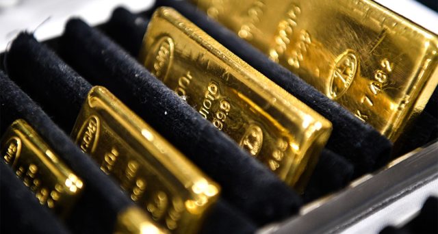 Prezzo dell'oro sempre intorno a 2.000 dollari