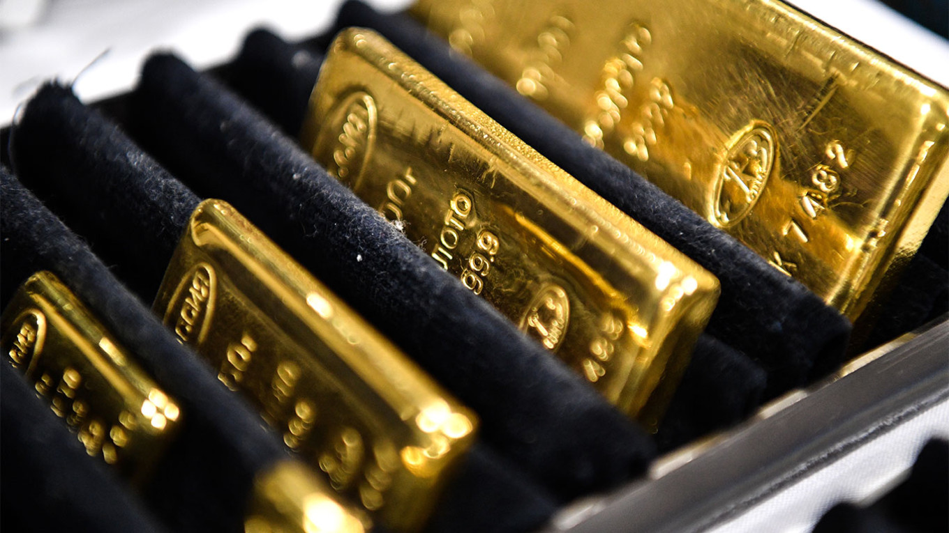 Prezzo dell'oro sempre intorno a 2.000 dollari