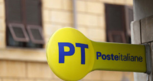 Le indiscrezioni su Poste Italiane lanciano il titolo che balza in vetta al Ftse Mib 