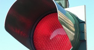 Gli automobilisti che passano con il semaforo rosso sono sanzionati con una multa e con la decurtazione di 6 punti dalla patente
