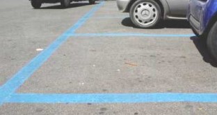 Se le strisce blu sono sbiadite e non si paga il ticket del parcheggio si può contestare la multa?