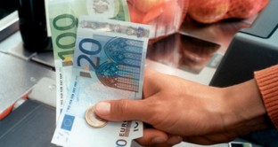 Il decreto Salva Italia ha introdotto il divieto di trasferimento di denaro contante, libretti di deposito bancari e titoli al portatore, il cui valore oggetto di trasferimento è superiore a 1000 euro
