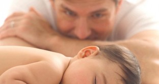 Il congedo di paternità è rappresentato da giorni di astensione obbligatoria dal lavoro per i neo papà cui è nato o che hanno adottato un bambino.