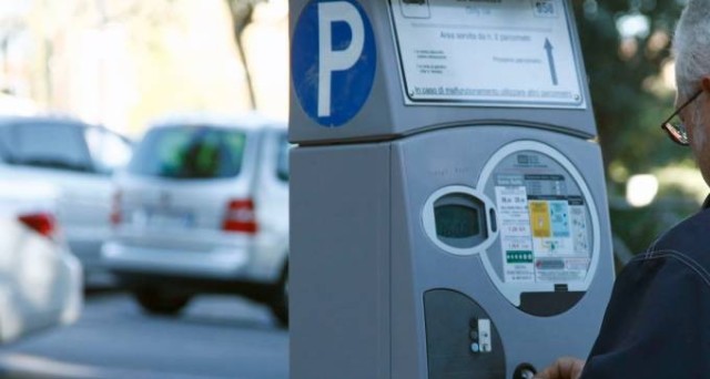 Strisce blu, con le nuove regole in vigore dal 1° luglio 2016, se il parchimetro non è dotato di POS si ha diritto a non pagare il parcheggio e la multa è nulla.