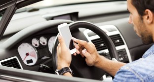 Cambia il codice della strada e si inaspriscono le pene per chi guida utilizzando il cellulare.