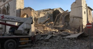 Il Governo ha in programma un decreto di emergenza per la ricostruzione dei comuni danneggiati dal  Terremoto al Centro Italia del 30 ottobre 2016. Ecco tutte le misure previste e il sisma bonus incluso nella Legge di Bilancio.
