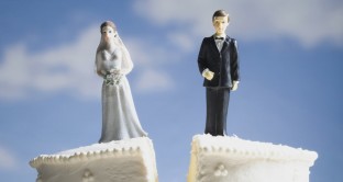 Dopo il divorzio la moglie può scegliere se mantenere il cognome del marito o riprendere quello da nubile? Cosa dice la legge?