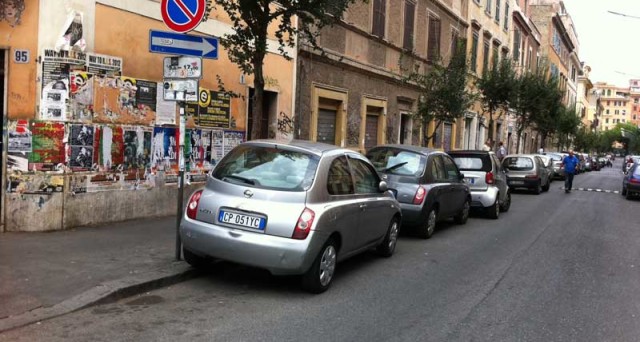 Parcheggiare sui marciapiedi, anche solo con una ruota, non è consentito e comporta, oltre alla multa anche sanzioni.