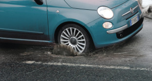 Buca non segnalata sulla strada ma visibile: è possibile ottenere il risarcimento del danno per veicoli e pedoni? 
