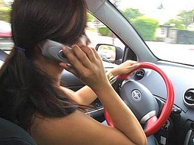 Si può utilizzare il cellulare mentre si aspetta il verde al semaforo o anche in questo caso c'è il pericolo di incorrere in una multa?
