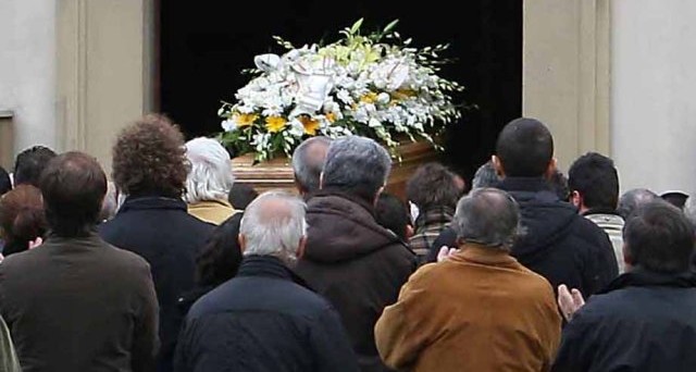 Quanto costa un funerale e come cambieranno i prezzi se passa la cd tassa sui morti? 