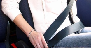 Come si comporta l'assicurazione in caso di incidente stradale senza cinture? Il danno viene risarcito?