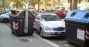 Auto parcheggiata davanti ai cassonetti: se a fare la multa per divieto di sosta non è il vigile costa ancora di più